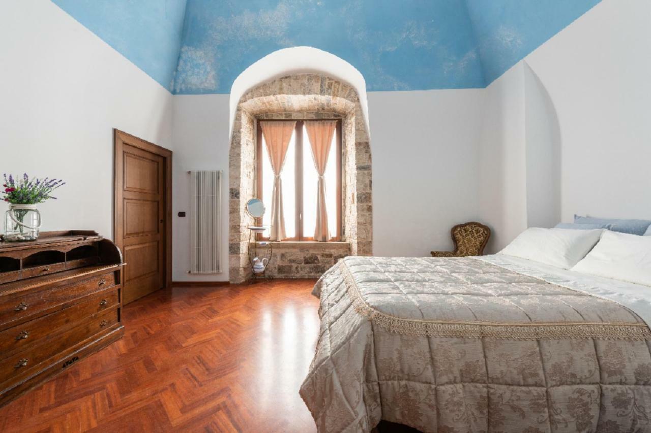 Palazzo Morola XIV Century Apartamento Giovinazzo Exterior foto